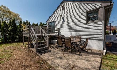 956 Huntington Rd, Stratford CT  06614-2736 exterior