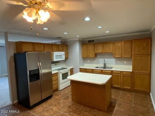 5245 Country Gables Dr, Glendale AZ  85306-3921 exterior