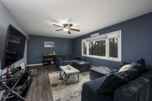 35 Montfort Rd, New Hamburg NY  12590-3520 exterior