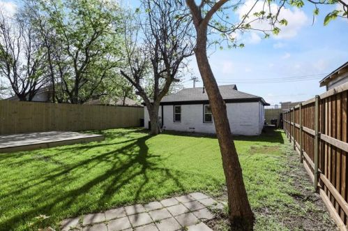 2521 Amelia St, Dallas TX  75235-8222 exterior