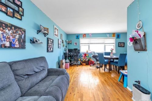 39 Riviera Pkwy, North Lindenhurst, NY 11757-6114