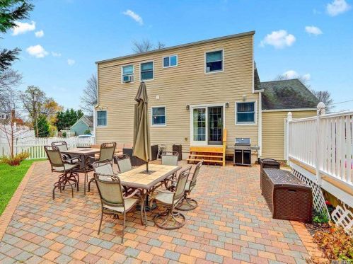 17 Phyllis Pl, West Islip, NY 11795-2014