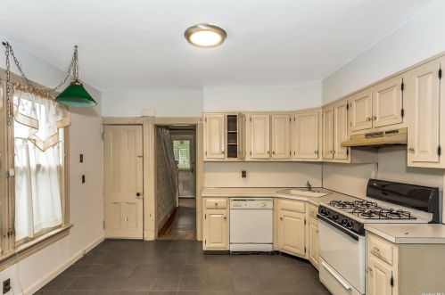 64 Driscoll Ave, Rockville Centre NY  11570-6006 exterior