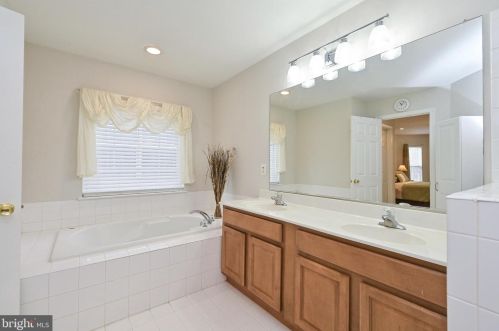 1746 Ann Scarlet Ct, Woodbridge VA  22191-3992 exterior