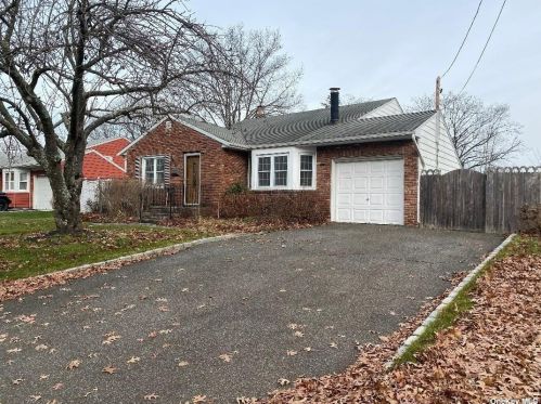 109 1st Ave, San Remo, NY 11754-3612