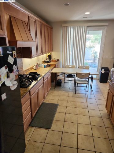 1549 Maple Valley St, Manteca CA 95336-5127 exterior