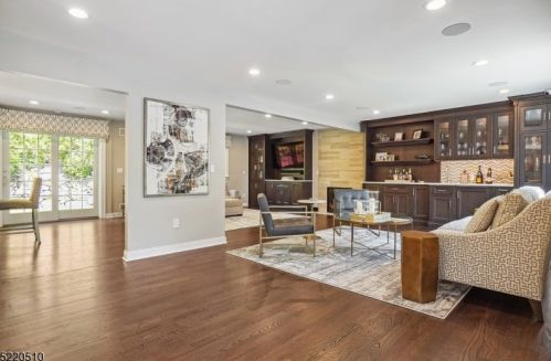 990 Chimney Ridge Dr, Springfield NJ  07081-3702 exterior