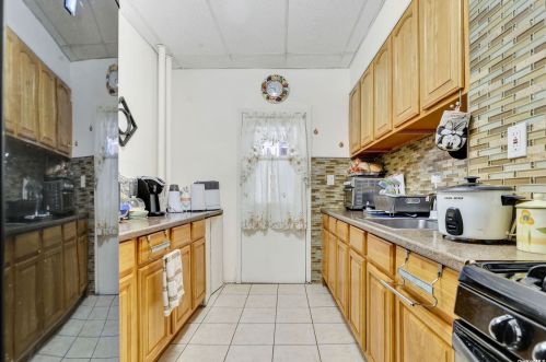 87-20 77th St, Jamaica, NY 11421-1034