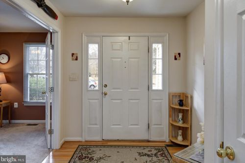 300 Burnleigh Ct, Purcellville, VA 20132-3074