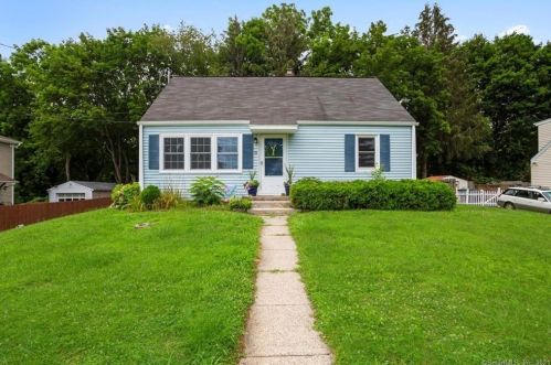 18 Whitlock Ave, Bethel, CT 06801-2818