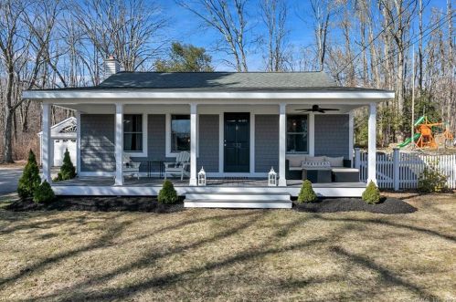 132 Shore Dr, Higganum, CT 06441-4564