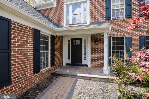 925 Kings Arms Dr, Downingtown, PA 19335-4137
