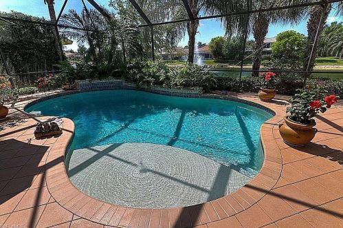 5076 Post Oak Ln, Naples FL  34105-4526 exterior