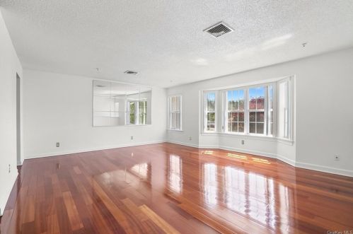 355 Old Tarrytown Rd, White Plains, NY 10603-2608