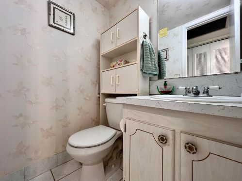 225 Southampton B, West Palm Beach FL  33417-7807 exterior