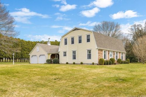 4 Stott Dr, Norwich, CT 06351-2638