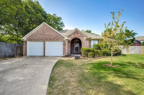 2501 Chesapeake Ct, Euless, TX 76040-6316