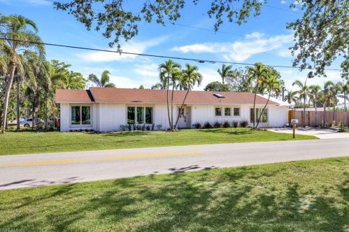 3722 10th St, Naples, FL 34103-3813