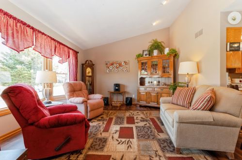 5507 Queens Way, Slinger, WI 53086-9675