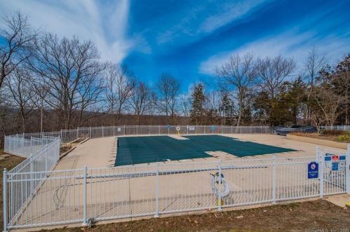 151 Carriage Crossing Ln, Middletown CT  06457-5833 exterior