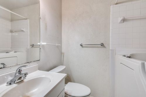 2215 Dennis St, Irving TX 75062-4273 exterior