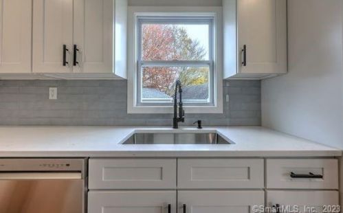 242 Meadowside Rd, Milford CT  06460-4528 exterior