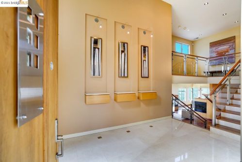 13349 Campus Dr, Oakland CA  94619-3709 exterior