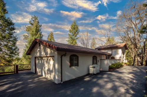 655 Secret Town Ln, Cape Horn, CA 95713-9480