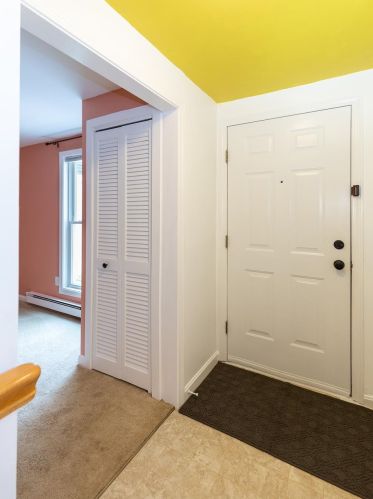 8 Hemlock Cir, Dover, NH 03820-4557