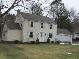 61 Oak Hollow Rd, Springfield, MA 01128-1334
