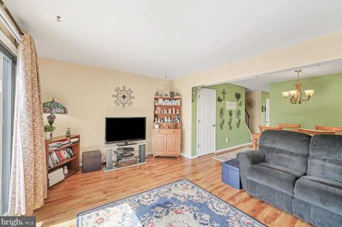 200 Canterbury Ct, East Windsor NJ 08520-5509 exterior