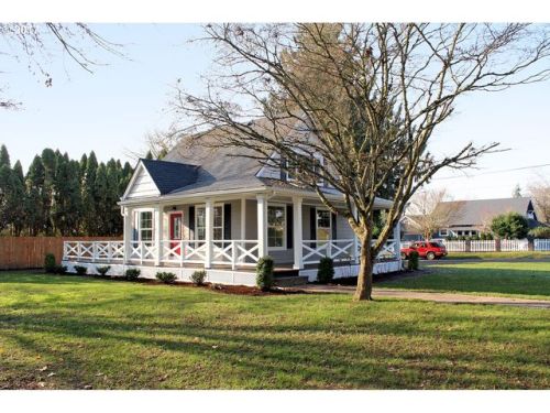 1074 Lincoln St, Woodburn, OR 97071-3830