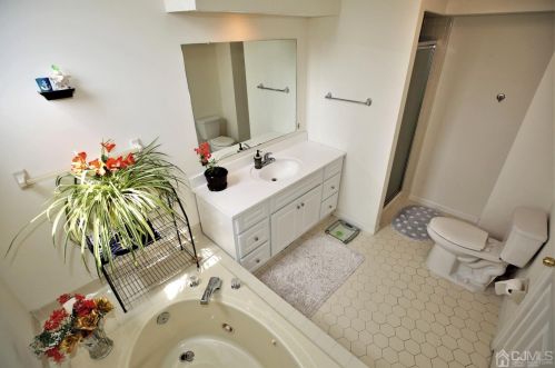 101 Van Liew Ct, East Brunswick NJ  08816-5695 exterior