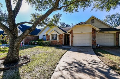 646 Country Grove Cir, Pearland, TX 77584-2048