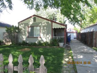 4008 33rd St, Sacramento CA  95820-1222 exterior