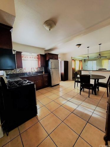 729 28th St, Bakersfield CA  93301-2560 exterior