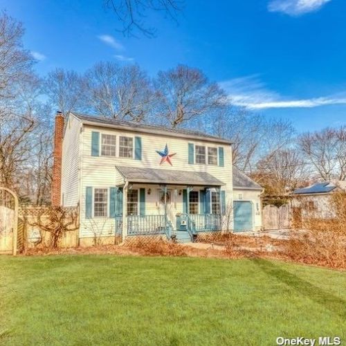 22 Holiday Blvd, Center Moriches, NY 11934-2808