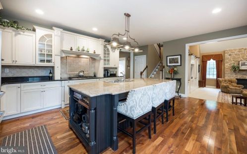 1060 Logan Ln, Boothwyn, PA 19060-1751
