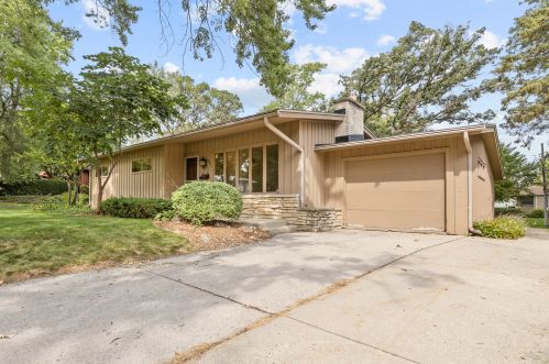 809 Hawthorn Dr, Waukesha, WI 53188-2954
