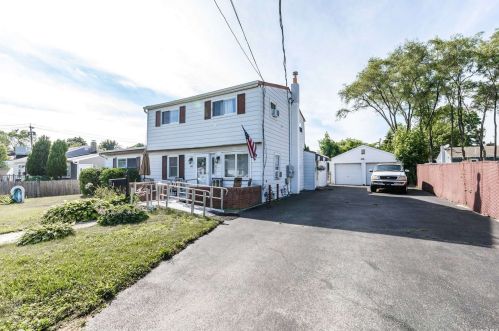 283 15th St, Babylon, NY 11704-2732
