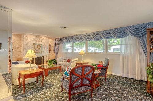 7440 Twin Sabal Dr, Hialeah FL  33014-2529 exterior