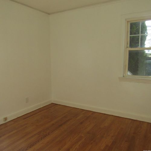 2 Oak Dr, New Hyde Park NY  11040-3315 exterior