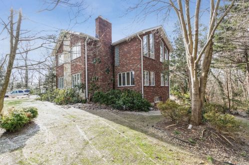 19 Ridge Rock Ln, Muttontown, NY 11732-1145