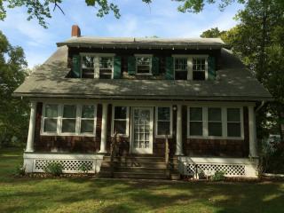 57 Peconic Bay Ave, South Hampton, NY 11968-1222