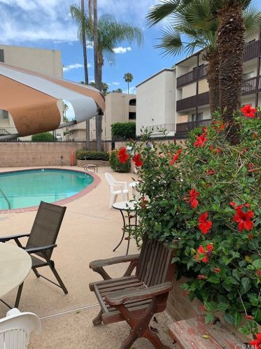 5339 Newcastle Ave, Van Nuys CA 91316-3082 exterior