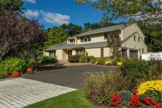 11 Phaetons Dr, Huntington Station, NY 11747-2019