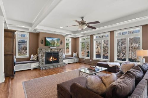 57 Midrocks Dr, Norwalk CT 06851-1626 exterior