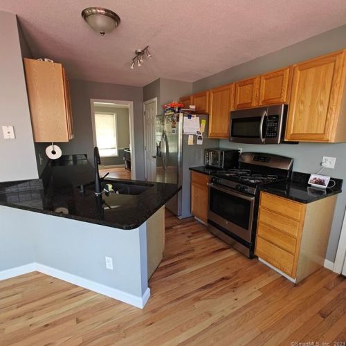 14 Tree Top Ln, East Windsor, CT 06016-9589