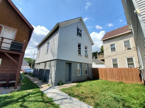 2405 16th St, Milwaukee, WI 53215-3068