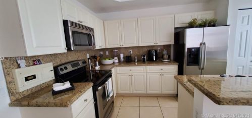902 143 Ter, Hollywood FL  33027-6151 exterior